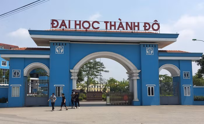 Hàng ngàn sinh viên đã được Tiến sĩ Ngô Xuân Hà ký bằng tốt nghiệp đại học Thành Đô. Ảnh: Vũ Phương.