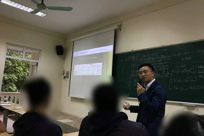 "Nhà báo quốc tế" Lê Hoàng Anh Tuấn trong một giờ giảng cho sinh viên tại Học vện Báo chí và Tuyên truyền, nhưng học sinh khó tiếp thu. Ảnh: Sinh viên cung cấp. "Nhà báo quốc tế" Lê Hoàng Anh Tuấn trong một giờ giảng cho sinh viên tại Học vện Báo chí và Tuyên truyền, nhưng học sinh khó tiếp thu. Ảnh: Sinh viên cung cấp.