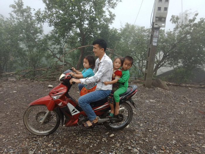 Nhiều buổi sáng thầy Công phải đến tận nhà học sinh đón các em đến trường vì bố mẹ đi nương rẫy từ rất sớm. Ảnh: NVCC. Nhiều buổi sáng thầy Công phải đến tận nhà học sinh đón các em đến trường vì bố mẹ đi nương rẫy từ rất sớm. Ảnh: NVCC.