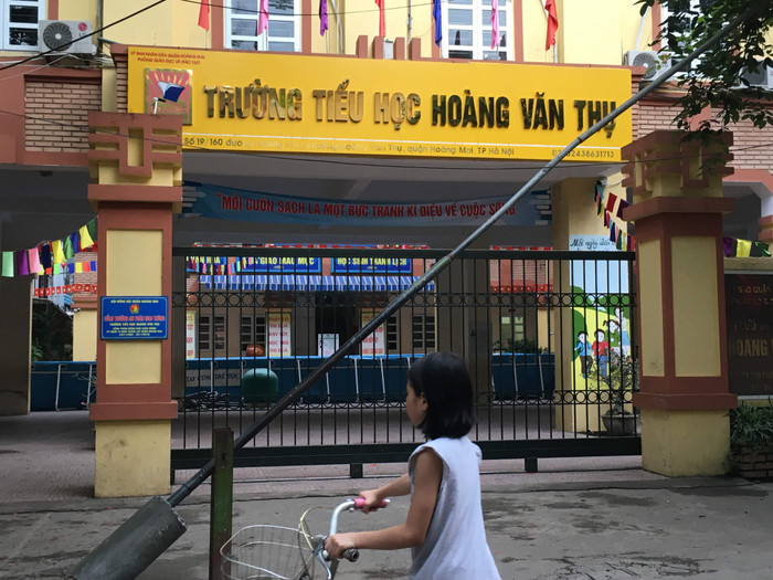 Bộ sách lớp 5 của học sinh mua của Trường tiểu học Hoàng Văn Thụ (Hoàng Mai, Hà Nội) có giá lên đến 745.000 đồng. Ảnh: Vũ Phương.