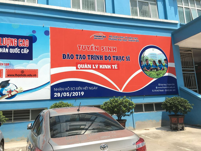 Năm nay Trường đại học Thành Đô đào tạo trình độ Thạc sĩ Quản lý kinh tế, trong khi hiệu trưởng dùng bằng tiến sĩ của trường đại học gắn mác quốc tế không được công nhận. Ảnh: Vũ Phương. Năm nay Trường đại học Thành Đô đào tạo trình độ Thạc sĩ Quản lý kinh tế, trong khi hiệu trưởng dùng bằng tiến sĩ của trường đại học gắn mác quốc tế không được công nhận. Ảnh: Vũ Phương.