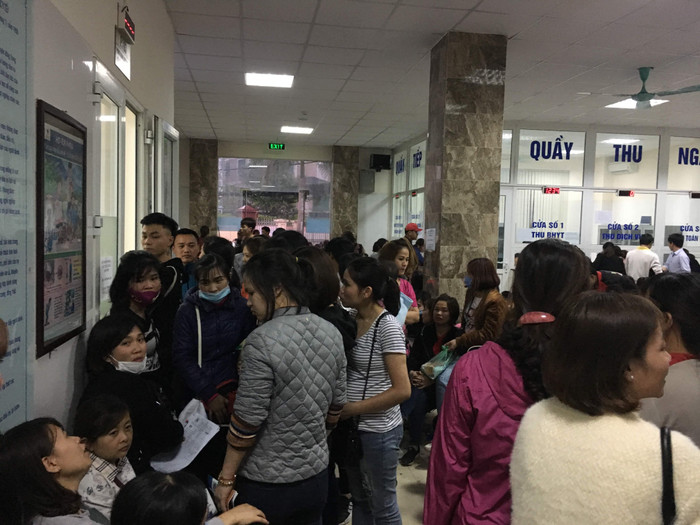 Ngày 16/3, hàng ngàn phụ huynh đến Viện Sốt rét - Ký sinh trùng – Côn trùng Trung ương làm xét nghiệm tìm sán lợn, nhiều người bật khóc khi con có kết quả dương tính. Ảnh: Vũ Phương.