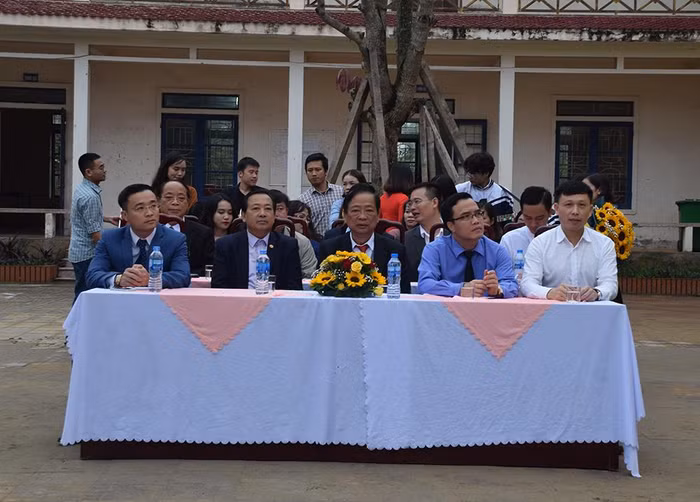 "Nhà báo quốc tế" Lê Hoàng Anh Tuấn (ngoài cùng bên trái) cùng các đại biểu tham dự tại Trường trung học phổ thông Nghi Lộc 3. Website Trường Nghi Lộc 3. "Nhà báo quốc tế" Lê Hoàng Anh Tuấn (ngoài cùng bên trái) cùng các đại biểu tham dự tại Trường trung học phổ thông Nghi Lộc 3. Website Trường Nghi Lộc 3.