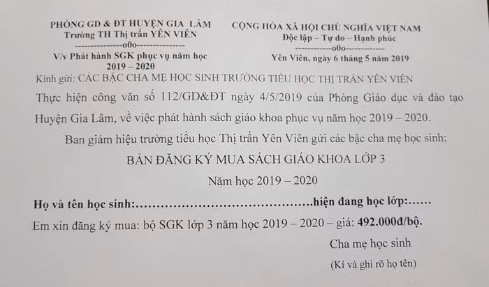 Bộ sách giáo khoa cơ bản chỉ có giá 58.000 đồng/bộ, nhưng Trường tiểu học thị trấn Yên Viên có giá gần 500.000 đồng/bộ. Ảnh: NVCC.