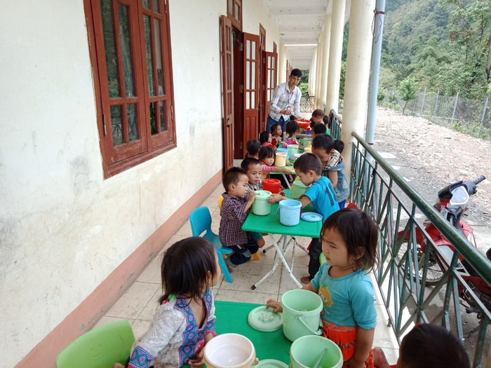 Một mình thầy Công nấu ăn, cho trẻ ăn, chuẩn bị chỗ ngủ trưa, đi vệ sinh... rồi dạy các em từng li từng tí. Ảnh: NVCC. Một mình thầy Công nấu ăn, cho trẻ ăn, chuẩn bị chỗ ngủ trưa, đi vệ sinh... rồi dạy các em từng li từng tí. Ảnh: NVCC.