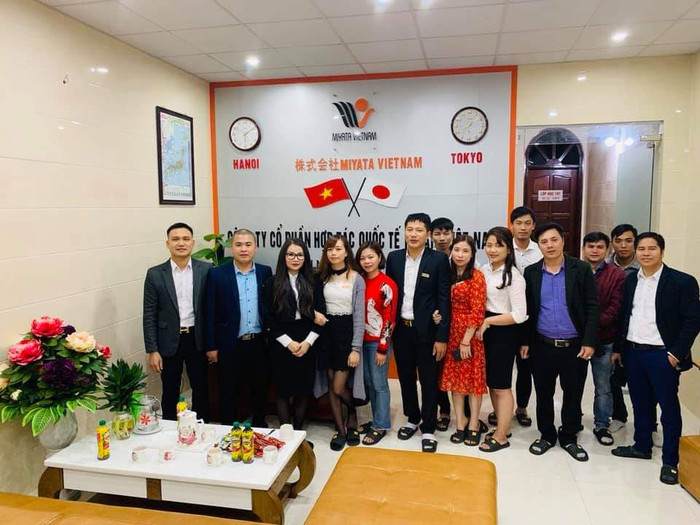 Đội ngũ cán bộ, nhân viên MIYATA Việt Nam chi nhánh miền Trung. Đội ngũ cán bộ, nhân viên MIYATA Việt Nam chi nhánh miền Trung.