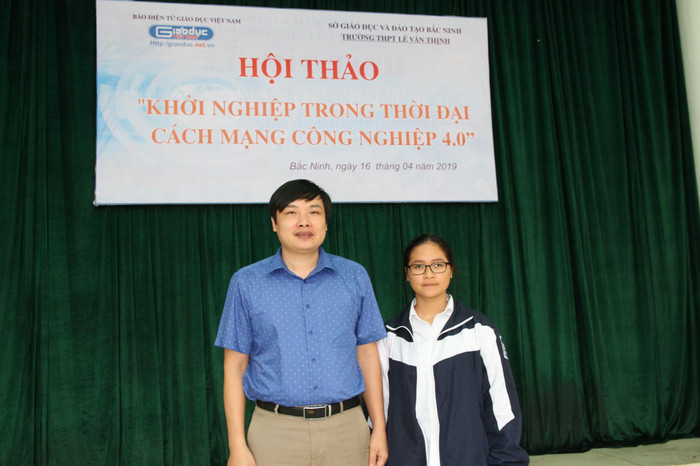 Nữ sinh Vũ Thị Thu Thủy được thầy Hưng giáo dạy Toán đánh giá rất cao về tư duy, chăm chỉ và không e ngại hỏi khi vướng mắc, băn khoăn trước bài toán hay, bài toán khó. Ảnh: Vũ Phương.