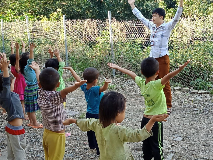 Giờ tập thể dục ngoài trời buổi sáng thầy Công hướng dẫn các em. Ảnh: NVCC. Giờ tập thể dục ngoài trời buổi sáng thầy Công hướng dẫn các em. Ảnh: NVCC.