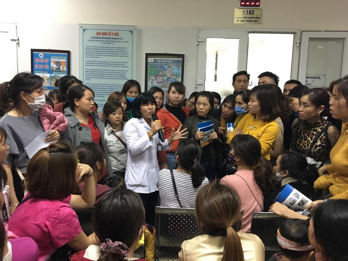 Viện Sốt rét ký sinh trùng vỡ trận vì quá tải lượng phụ huynh mang theo con nhỏ đến từ Bắc Ninh làm xét nhiệm tìm sán lợn. Ảnh: Vũ Phương. Viện Sốt rét ký sinh trùng vỡ trận vì quá tải lượng phụ huynh mang theo con nhỏ đến từ Bắc Ninh làm xét nhiệm tìm sán lợn. Ảnh: Vũ Phương.