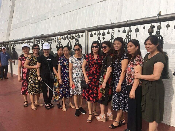 Bà Cao Thị Hòe (ngoài cùng bên phải) chụp cùng nhiều hiệu trưởng tại huyện Thuận Thành và bà Hương, Giám đốc Công ty Hương Thành (thứ 3 từ trái sang) trong lần đi học tập kinh nghiệm tại Thái Lan. Ảnh: NVCC. Bà Cao Thị Hòe (ngoài cùng bên phải) chụp cùng nhiều hiệu trưởng tại huyện Thuận Thành và bà Hương, Giám đốc Công ty Hương Thành (thứ 3 từ trái sang) trong lần đi học tập kinh nghiệm tại Thái Lan. Ảnh: NVCC.