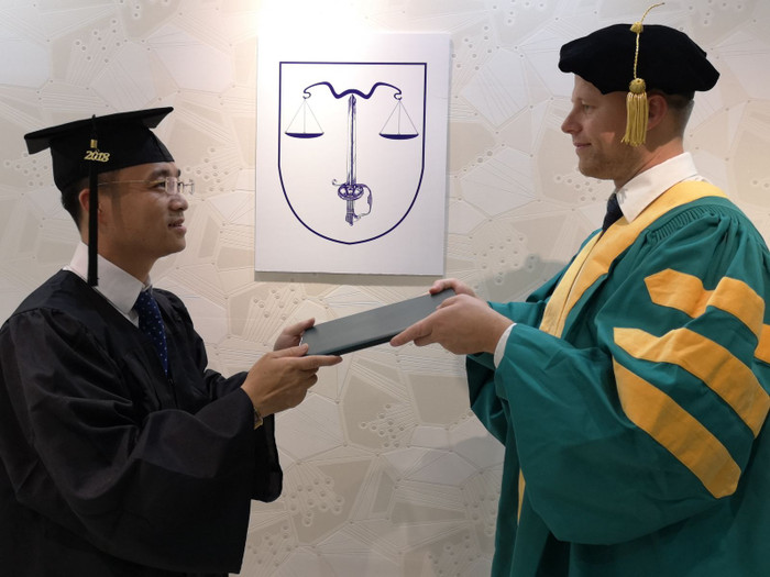 "Nhà báo quốc tế" Lê Hoàng Anh Tuấn được cho là nhận bằng tiến sỹ danh dự của Trường Đại học Leeds Vương quốc Anh. Ảnh: Ảnh: Marie Leova/Tạp chí Người Làm Báo. "Nhà báo quốc tế" Lê Hoàng Anh Tuấn được cho là nhận bằng tiến sỹ danh dự của Trường Đại học Leeds Vương quốc Anh. Ảnh: Ảnh: Marie Leova/Tạp chí Người Làm Báo.