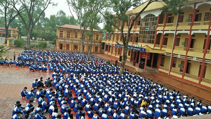 Giáo sư Nguyễn Lân Dũng chia sẻ những câu chuyện về cách mạng 4.0 với các học sinh Trường Trung học Phổ thông Quang Trung (Ảnh: Vũ Ninh) Giáo sư Nguyễn Lân Dũng chia sẻ những câu chuyện về cách mạng 4.0 với các học sinh Trường Trung học Phổ thông Quang Trung (Ảnh: Vũ Ninh)