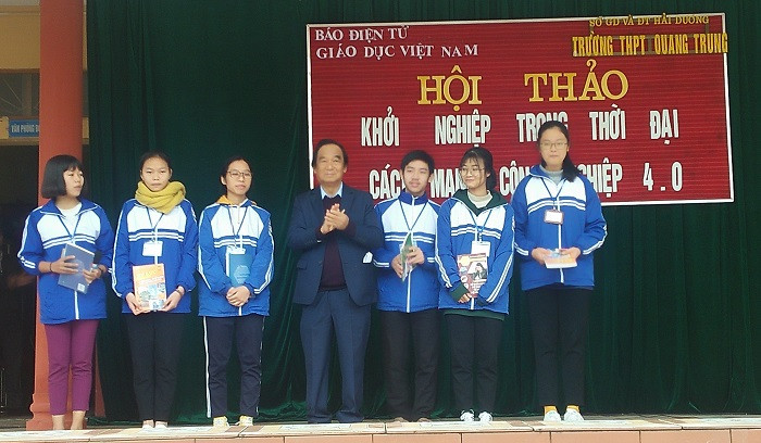 Phần giao lưu và tặng sách của Giáo sư và các em học sinh trong trường (Ảnh: Vũ Ninh) Phần giao lưu và tặng sách của Giáo sư và các em học sinh trong trường (Ảnh: Vũ Ninh)