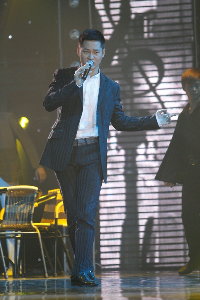 Đức Tuấn lịch lãm với ca khúc hát bằng tiếng ý "Any time any where" Đức Tuấn lịch lãm với ca khúc hát bằng tiếng ý "Any time any where"