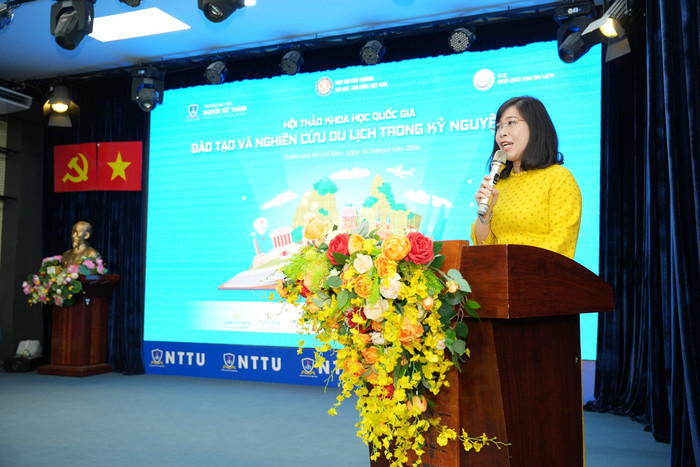 Tiến sĩ Trần Ái Cầm - Hiệu trưởng Trường Đại học Nguyễn Tất Thành phát biểu chào mừng hội thảo (ảnh: V.D) gdvn_hoithao.jpg