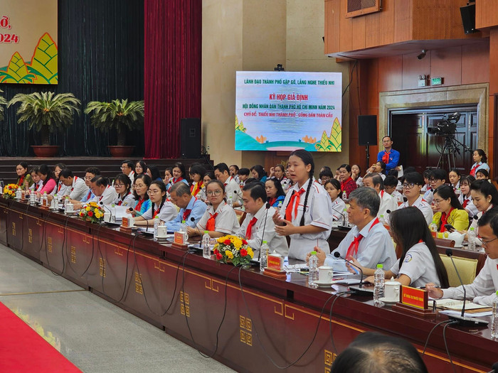Thiếu nhi tiêu biểu thành phố nêu vấn đề bức xúc với lãnh đạo thành phố (ảnh: V.D) gdvn_toancanh2.jpg