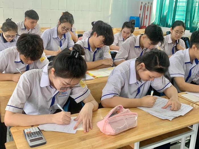 Học sinh huyện Long Thành, tỉnh Đồng Nai ôn tập chuẩn bị cho kỳ thi tốt nghiệp trung học phổ thông năm 2024 (ảnh: Website tỉnh Đồng Nai) HSDNaiontapthiwebDN.jpg