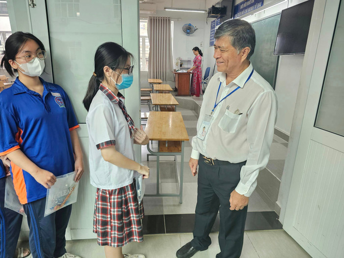 Tiến sĩ Nguyễn Văn Hiếu động viên thí sinh ở điểm thi Vân Đồn trước giờ làm bài thi môn Ngữ văn (ảnh: V.D) gdvn_TSHieu.jpg