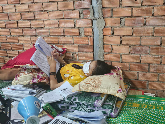 Em Nguyễn Thị Yến Nhi phải nằm ở nhà suốt gần 3 tháng qua để ôn bài chuẩn bị cho kỳ thi vào lớp 10 (ảnh: V.D) gdvn_YN.jpg