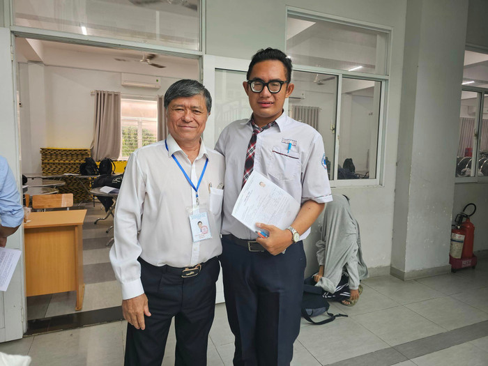 Giám đốc Sở Giáo dục và Đào tạo Thành phố Hồ Chí Minh chụp hình lưu niệm với một thí sinh ở điểm thi Nguyễn Hữu Thọ (ảnh: V.D) gdvn_TSHieu3.jpg