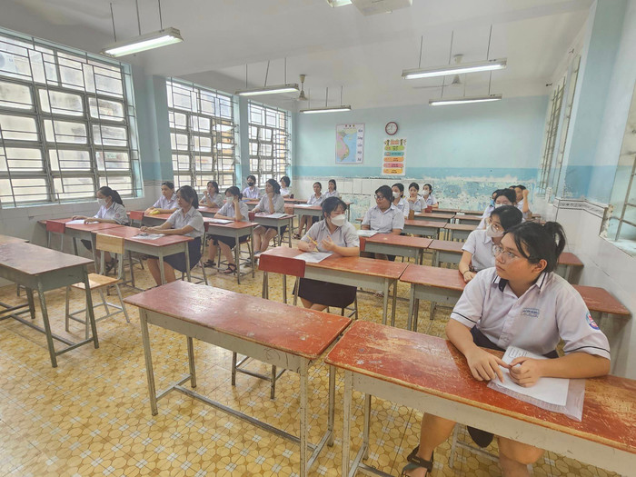 Thí sinh tham dự kỳ thi tuyển sinh vào lớp 10 ở điểm thi Phan Bội Châu (ảnh: V.D) gdvn_diemthiPBC.jpg