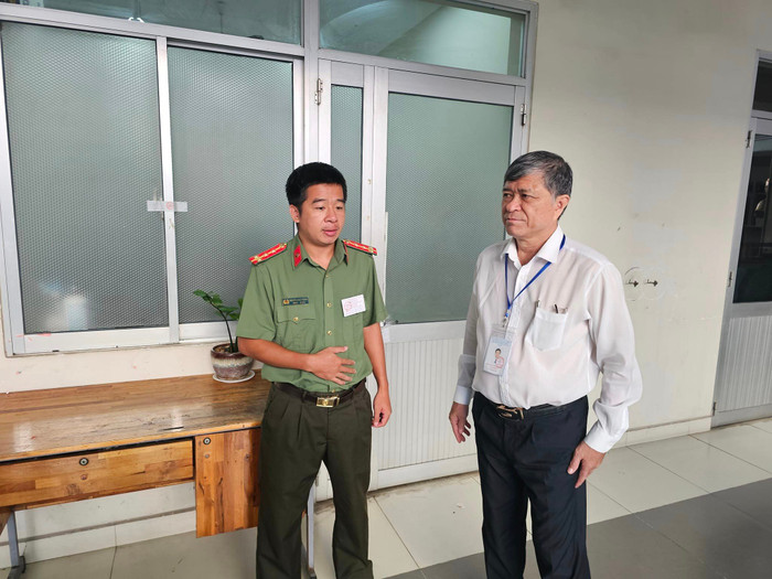 Tiến sĩ Nguyễn Văn Hiếu kiểm tra phòng đựng đề thi, bài thi ở điểm thi Nguyễn Hữu Thọ, Quận 4 (ảnh: V.D) gdvn_TSHieu4.jpg
