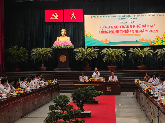 Toàn cảnh chương trình lãnh đạo thành phố gặp gỡ, lắng nghe thiếu nhi năm 2024 (ảnh: V.D) gdvn_toancanh1.jpg