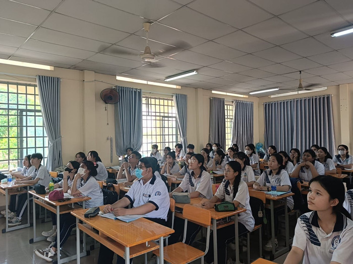 Học sinh lớp 12 Trường An Nhơn Tây ôn tập, chuẩn bị cho kỳ thi tốt nghiệp trung học phổ thông (ảnh: V.D) gdvn_AnNhonTayonthi.jpg