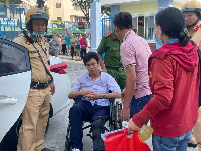 Thí sinh Hoàng Minh được lực lượng cảnh sát giao thông đưa đến điểm thi (ảnh: CTV) gdvn_ongHieuthisinh2.jpg