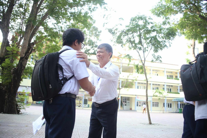 Ông Nguyễn Văn Hiếu động viên thí sinh trước giờ làm bài thi tuyển sinh vào lớp 10 (ảnh: CTV) gdvn_ongHieuthisinh.jpg