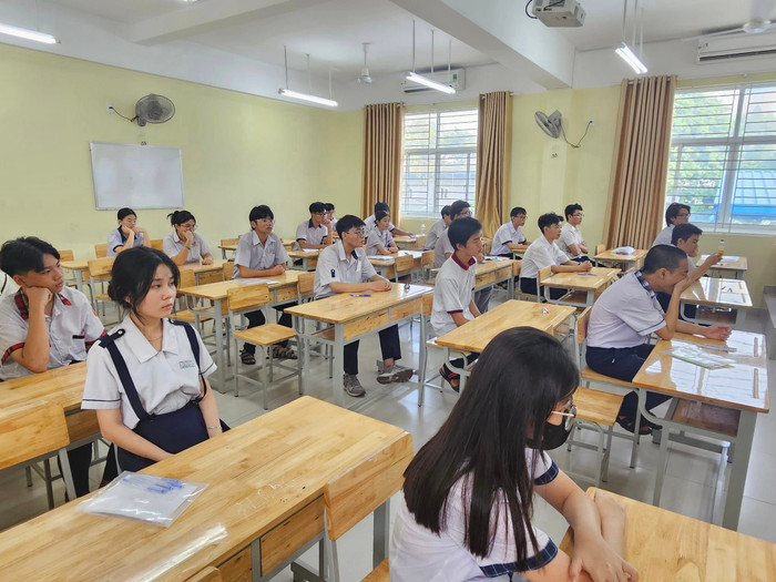 Thí sinh tại điểm thi trung học phổ thông Nguyễn Khuyến, Quận 10 (ảnh: V.D) gdvn_ongHieuthisinhc.jpg