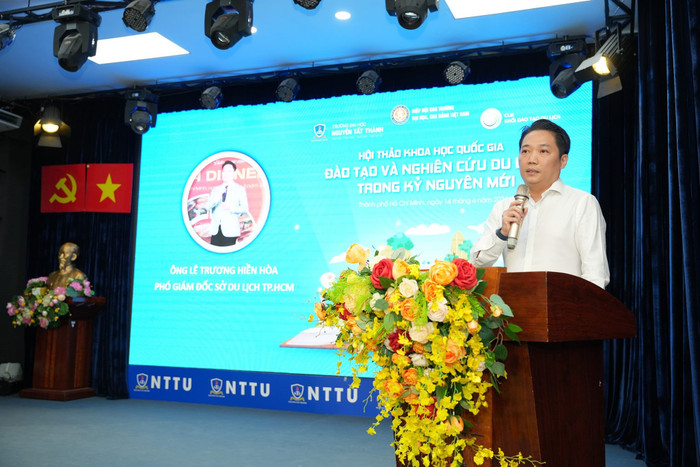 Ông Lê Trương Hiền Hòa - Phó giám đốc Sở Du lịch Thành phố Hồ Chí Minh phát biểu tại hội thảo (ảnh: NTTU) LAThoithaob.jpg