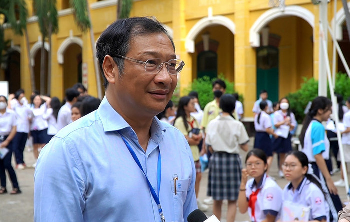 Ông Lê Hoài Nam - Phó Giám đốc Sở Giáo dục và Đào tạo Thành phố Hồ Chí MinH kiểm tra điểm thi trung học phổ thông Trưng Vương, Quận 1 (ảnh: V.D) gdvn_ongNamTVuong.jpg