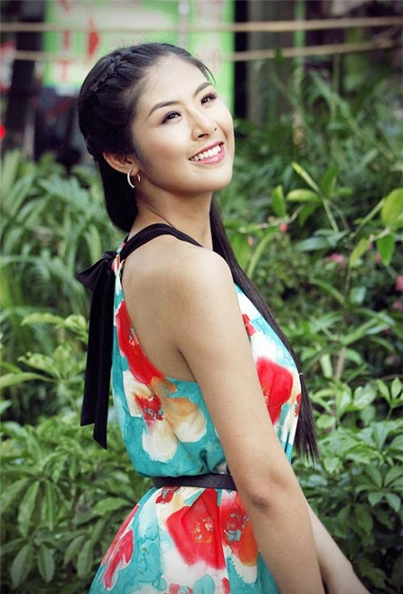 Hoa hậu Ngọc Hân gìn giữ vẻ đẹp cổ điển bằng mái tóc đen dài óng ả. Từ ngày đăng quang ngôi vị Hoa hậu Việt Nam 2010, Ngọc Hân tuyệt đối không nhuộm màu tóc, cô thận trọng với những phương pháp tạo kiểu như xoăn, xù mì, uốn lọn…