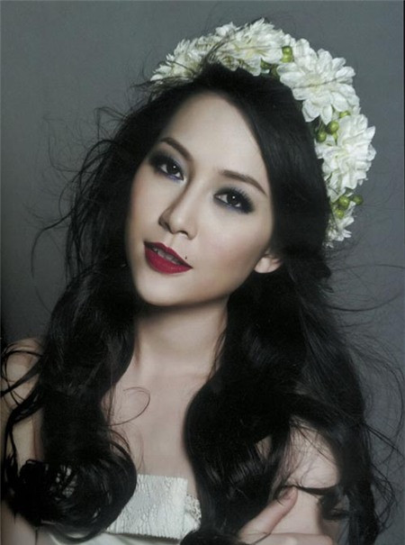 Từng xuất hiện trong một buổi trò chuyện về bí quyết nuôi dưỡng tóc đẹp, Linh Nga cho biết cô chưa từng sử dụng qua các phương pháp nhuộm hay uốn xoăn, dập, làm xù tóc, bởi nghề nghiệp cô đang theo đuổi không cho phép cô thay đổi màu và kiểu tóc.