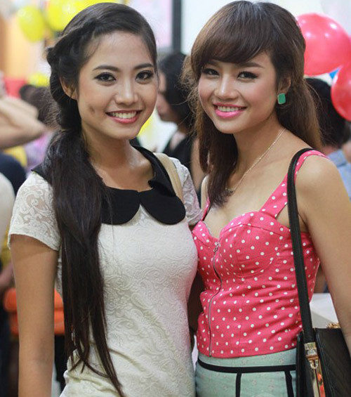 Ninh Hoàng Ngân (phải) và Kiều Ngân 'ton sur ton' trong cả trang phục và phong cách trang điểm khiến họ càng giống nhau. Đặc biệt là nụ cười duyên dáng, bờ môi và ánh mắt như được "sản xuất ra từ một cơ sở".
