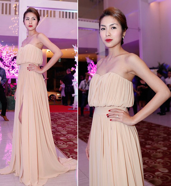 Những đường xếp mềm mại khiến Tăng Thanh Hà trở nên duyên dáng, kiêu kỳ. Màu môi và màu móng đỏ là bí quyết giúp chị ấy tạo điểm nhấn. Những đường xếp mềm mại khiến Tăng Thanh Hà trở nên duyên dáng, kiêu kỳ. Màu môi và màu móng đỏ là bí quyết giúp chị ấy tạo điểm nhấn.