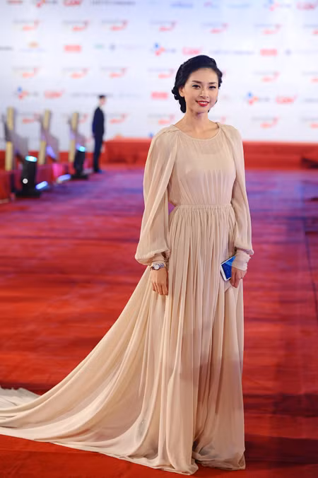 Nổi tiếng là mỹ nhân thích phong cách thanh lịch, Ngô Thanh Vân từng có một thời gian liên tục diện những bộ váy ôm màu trơn tối giản. Trên thảm đỏ lần này, chị ấy phá lệ một chút với một thiết kế khá điệu nhưng không hề bị sến vì chiếc váy mang màu nude rất dịu mắt và hầu như không có trang sức nào đi kèm ngoài chiếc đồng hồ quen thuộc của Ngô Thanh Vân.