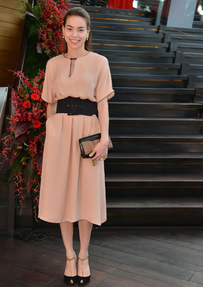 Với vóc người mảnh khảnh, Hà Hồ dễ dàng mang chiếc thắt lưng obi ăn ý với váy và đôi cao gót. Với vóc người mảnh khảnh, Hà Hồ dễ dàng mang chiếc thắt lưng obi ăn ý với váy và đôi cao gót.