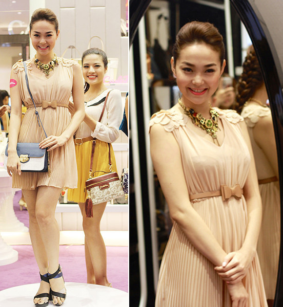 Thắt lưng có tone màu đậm hơn so với váy quả là một lựa chọn thông minh của Minh Hằng. Thắt lưng có tone màu đậm hơn so với váy quả là một lựa chọn thông minh của Minh Hằng.