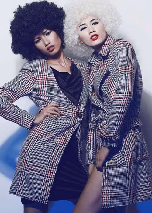 Tông trang điểm đậm làm nổi bật vẻ cá tính của hai chân dài. Những gương mặt góc cạnh thường trở nên đắt giá trong làng mẫu.