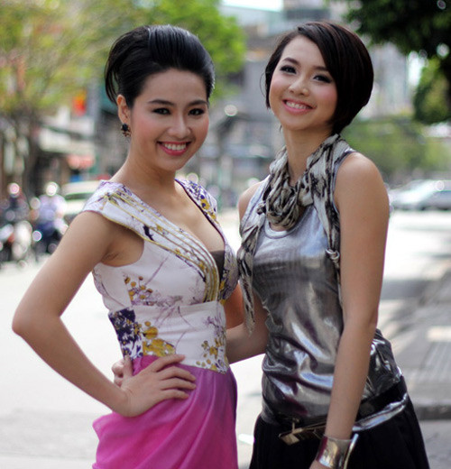 Ngọc Diệp - Lê Khánh Gương mặt tròn, bầu bĩnh khiến Ngọc Diệp Lê Khánh giống nhau như chị em. Đều là những diễn viên nổi tiếng nhưng Đinh Ngọc Diệp có phần "nổi " hơn nhờ thân hình nóng bỏng và cô thường tham gia những bộ phim thị trường ăn khách.