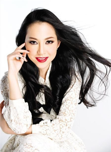 Linh Nga Diễn viên múa Linh Nga là một trong những mỹ nhân sở hữu mái tóc đen bóng mượt đẹp nhất showbiz. Từ những ngày theo học trường múa cho đến khi nổi tiếng, người đẹp luôn trung thành với màu tóc truyền thống Á châu này.