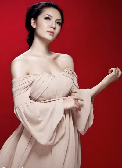 hương Linh và chiếc đầm xếp ly ở tay, vai cực kỳ tỉ mẩn.