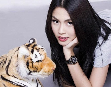 "Ngọc nữ" của điện ảnh Việt theo đuổi vẻ đẹp kín đáo và truyền thống. Mái tóc của Hà Tăng luôn hạn chế việc nhuộm, tạo kiểu.