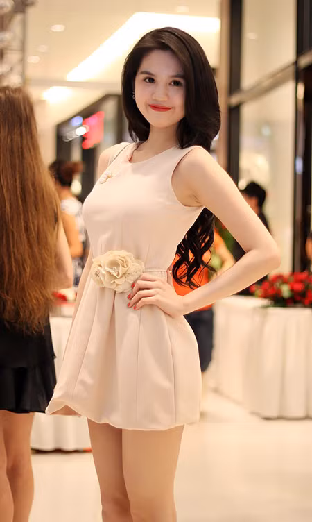 Chiếc váy này khá đơn giản, nếu mặc không sẽ dễ bị nhàm chán, chính vì thế, Ngọc Trinh đã bổ sung chiếc thắt lưng hoa lệch - một quyết định giúp làm tăng giá trị của cả bộ cánh. Cô nàng chính là một trong những tín đồ cuồng nhiệt của gam màu nude đấy.