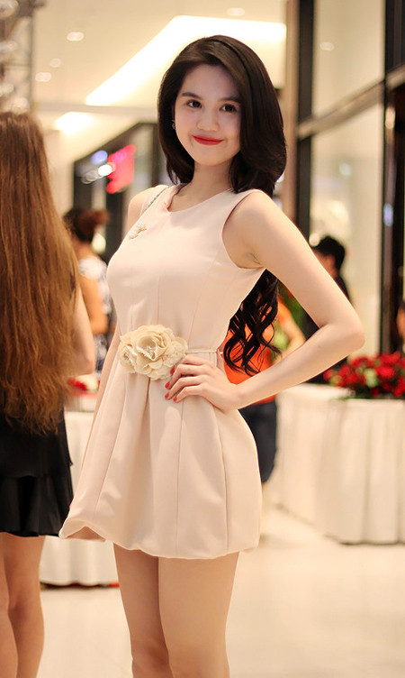 Chiếc váy này khá đơn giản, nếu mặc không sẽ dễ bị nhàm chán, chính vì thế, Ngọc Trinh đã bổ sung chiếc thắt lưng hoa lệch - một quyết định giúp làm tăng giá trị của cả bộ cánh. Cô nàng chính là một trong những tín đồ cuồng nhiệt của gam màu nude đấy. Chiếc váy này khá đơn giản, nếu mặc không sẽ dễ bị nhàm chán, chính vì thế, Ngọc Trinh đã bổ sung chiếc thắt lưng hoa lệch - một quyết định giúp làm tăng giá trị của cả bộ cánh. Cô nàng chính là một trong những tín đồ cuồng nhiệt của gam màu nude đấy.