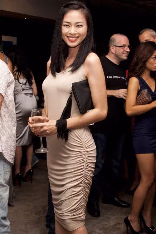 Nếu để ý bạn sẽ thấy các trang phục màu da, kem, nude thường được nhấn nhá bằng đường xếp ly, nhún chứ không phải họa tiết hay chi tiết đính kèm nào khác.