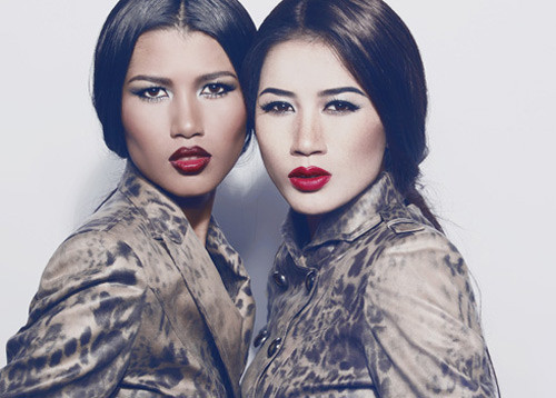 Trang Lạ - Trang Trần Cùng sở hữu gương mặt góc cạnh, hai người mẫu chẳng khác gì chị em gái. Để có những bộ ảnh ấn tượng, cả hai chân dài đều sử dụng cách trang điểm ấn tượng, kiểu tóc lạ lẫm và độ biểu cảm tối đa.