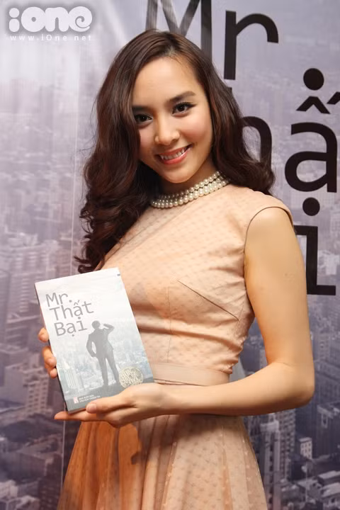 Hoa hậu Thiên Lý lai chọn chuỗi vòng ngọc trai xinh xắn làm điểm nhấn cho bộ váy màu nude trẻ trung.